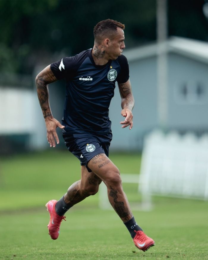 Breno Lopes em ação durante treino do Coritiba