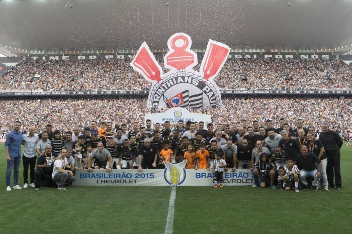 Elenco do Corinthians celebra título do Campeonato Brasileiro de 2015