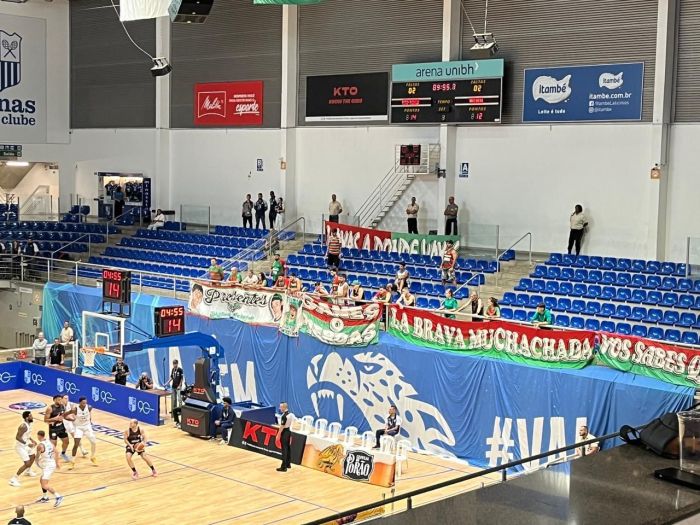 Torcida do Aguada, do Uruguai, na Arena UniBH