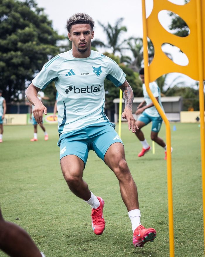 Gui Meira durante treino pelo Cruzeiro em 2025