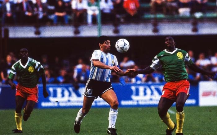 Maradona no jogo entre Camarões e Argentina na estreia da Copa do Mundo de 1990
