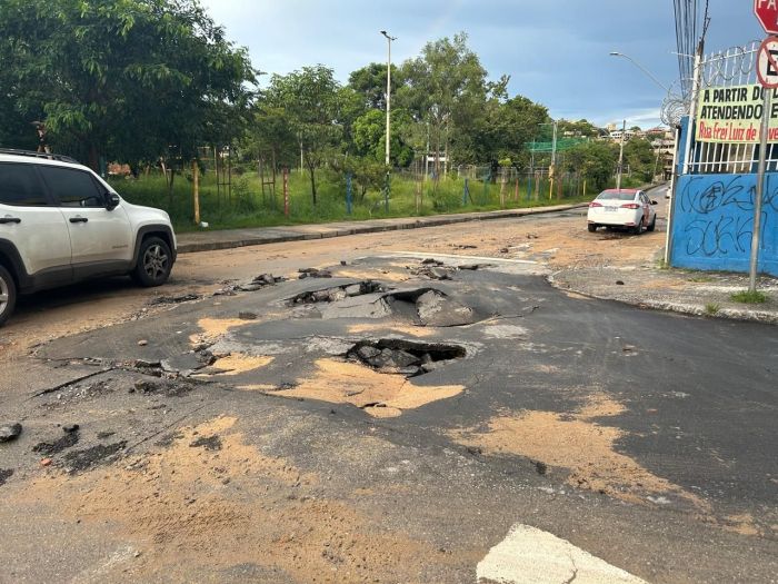 Ruas com buracos após chuva forte