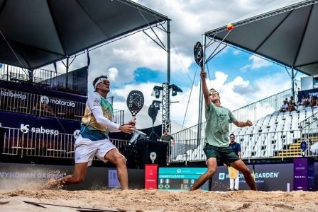 Atletas de Beach Tennis em ação