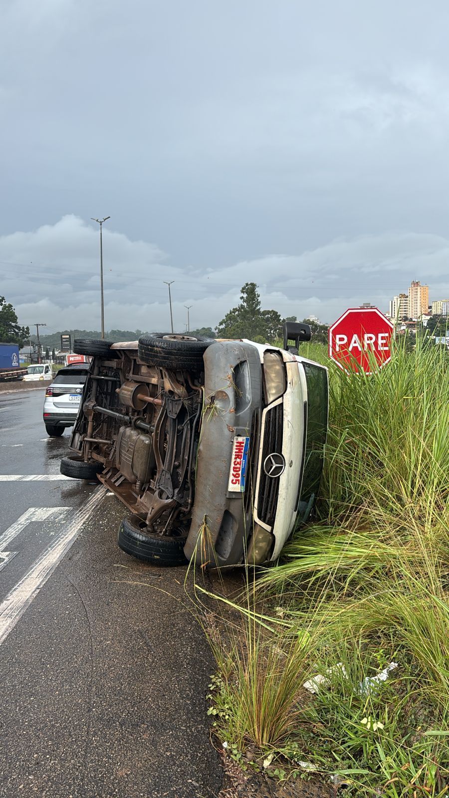 Van capota após acidente com carro no Anel Rodoviário de BH