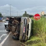 Van capota após acidente com carro no Anel Rodoviário de BH