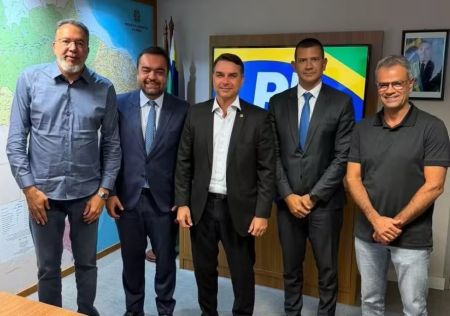 Flávio Bolsonaro (ao centro) bateu o martelo para indicar Marcio Canella (primeiro à esquerda), Castro, Douglas Ruas e Rogério Lisboa (à direita) para a chapa do PL no Rio