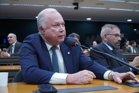 Escolha de Paulo Azi busca dar condução técnica a um tema que já divide bancadas e setores produtivos