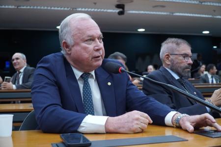 Escolha de Paulo Azi busca dar condução técnica a um tema que já divide bancadas e setores produtivos