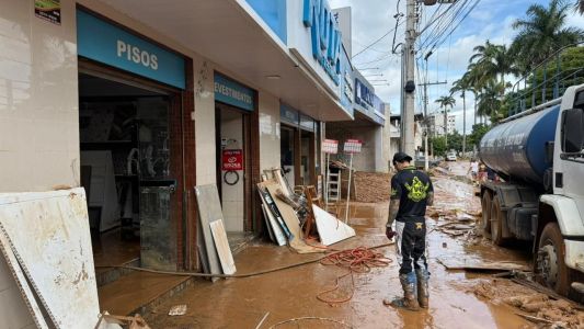 Destruição no Centro de Ubá após dois dias de chuvas intensas e enchentes