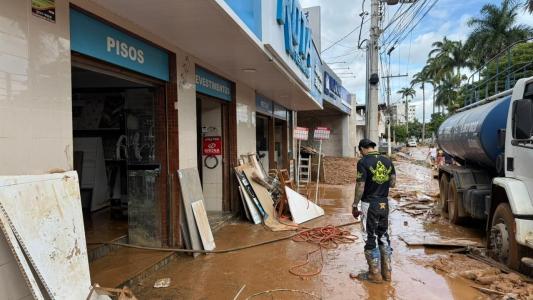 Destruição no Centro de Ubá após dois dias de chuvas intensas e enchentes