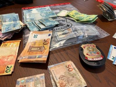 Dinheiro foi apreendido durante o cumprimento de um dos 42 mandados de busca e apreensão realizados nesta terça-feira