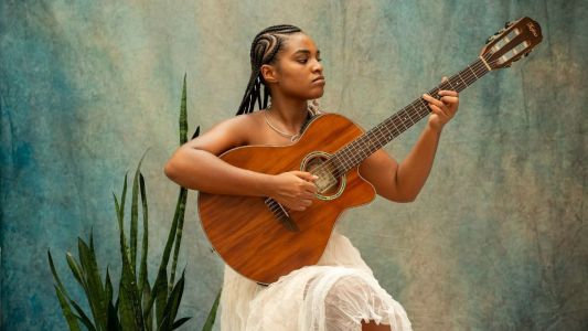 Júlia Deodora, cantora, compositora e instrumentista mineira, é responsável pela abertura do evento no dia 8 de março
