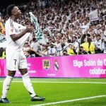 Torcida do Real Madrid prepara mosaico com mensagem antirracista em apoio a Vini Jr.