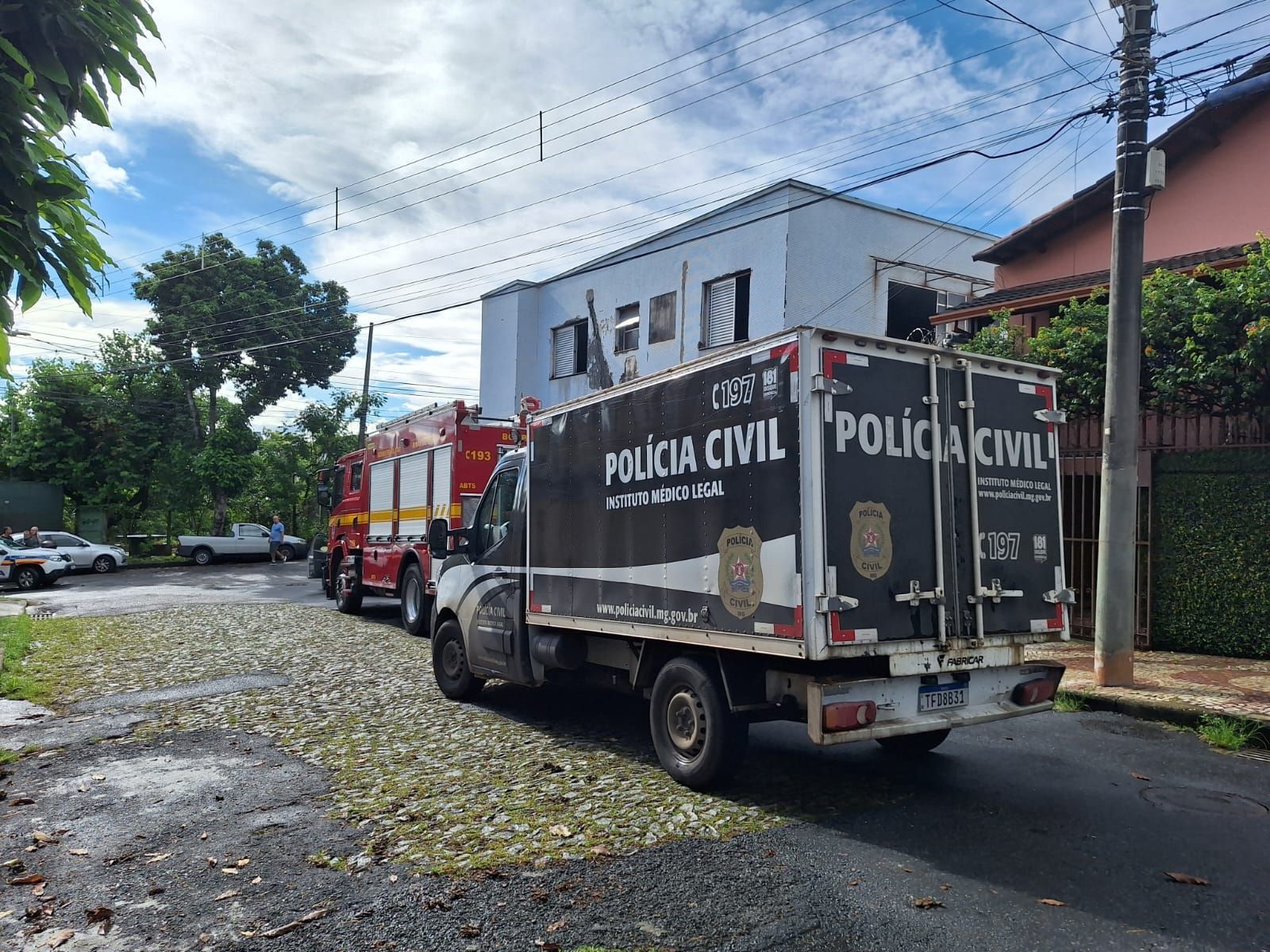 BH: homem é encontrado carbonizado com chave de fenda cravada no pescoço