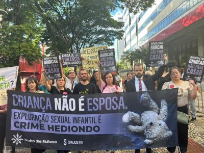 Manifestantes protestam na porta do TJMG, em BH: 'Criança não é esposa'