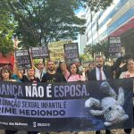 Manifestantes protestam em frente ao TJMG, em BH: 'Criança não é esposa'; veja imagens