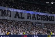 Torcida do Real Madrid exibe faixas antirracistas antes de jogo contra o Benfica