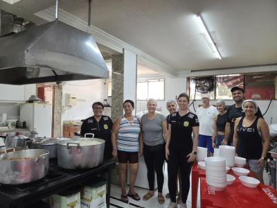 Água, marmitas e produtos de limpeza serão doados à população atingida pelas enchentes