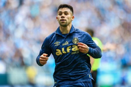 Aravena celebra gol pelo Grêmio