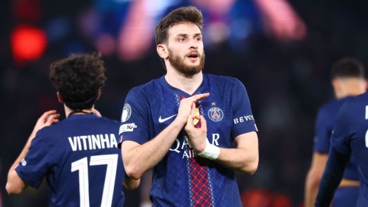Khvicha Kvaratskhelia comemora gol do PSG