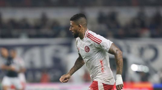 Paulinho Paula em ação pelo Inter contra o Remo