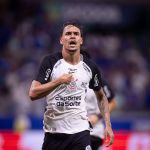 Pelo alto, Corinthians encontra solução e vê zagueiros brilharem