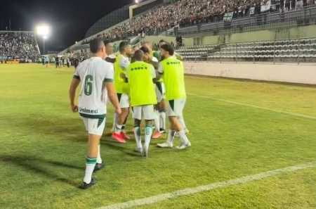 Goiás celebra gol sobre o Gama na Copa do Brasil