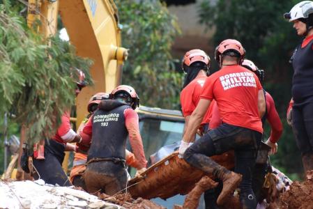 Tragédia em MG: número de mortos pela chuva chega a 54 em Juiz de Fora e Ubá