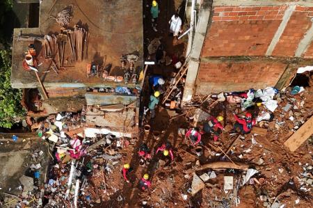 Bombeiros trabalham no resgate de vítimas de desabamentos em Juiz de Fora (26/02/2026)