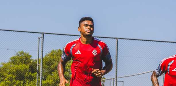Victor Gabriel, zagueiro do Inter, em treino no CT Parque Gigante