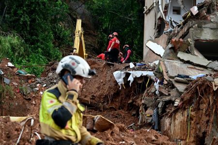 Bombeiros trabalham no resgate de vítimas em Juiz de Fora, na Zona da Mata mineira