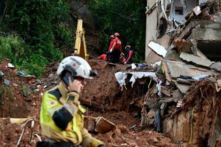 Bombeiros trabalham no resgate de vítimas em Juiz de Fora, na Zona da Mata mineira