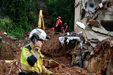 Bombeiros trabalham no resgate de vítimas em Juiz de Fora, na Zona da Mata mineira