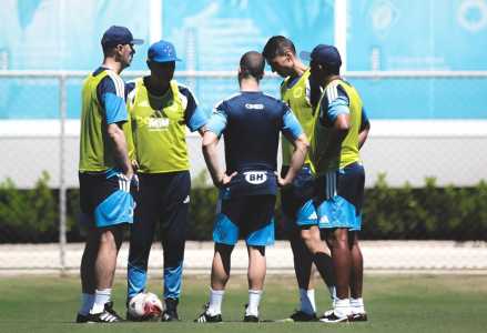 Comissão técnica do Cruzeiro durante treinamento