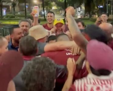 Ramiro Carrera, do Lanús, celebra título da Recopa Sul-Americana ao lado de torcedores