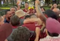Jogador e ídolo do Lanús celebram título da Recopa pelas ruas do Rio de Janeiro