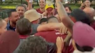 Jogador e ídolo do Lanús celebram título da Recopa pelas ruas do Rio de Janeiro