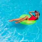 Maquiagem na piscina pode prejudicar a pele; veja recomendações