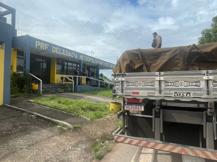 Cargas de polvilho azedo e maconha estava coberta por lona 