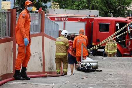 Equipes do Corpo de Bombeiros atuaram no combate às chamas