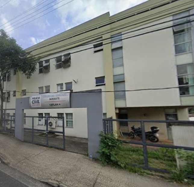 Presa por dívida de R$ 90 mil em pensão se livra de algemas e foge de delegacia