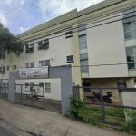 Presa por dívida de R$ 90 mil em pensão se livra de algemas e foge de delegacia