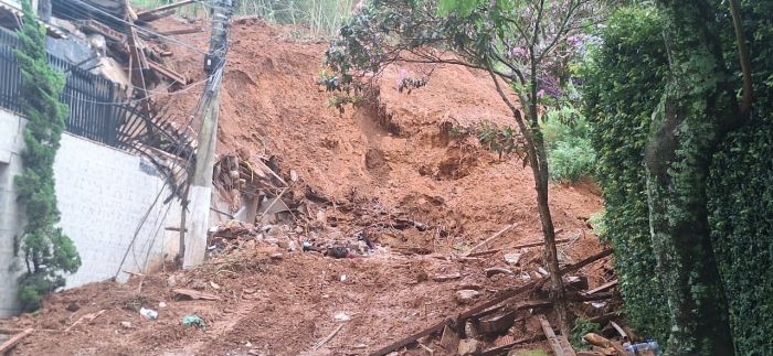 Imagens registram estrago de deslizamento no bairro Bom Clima, em Juiz de Fora