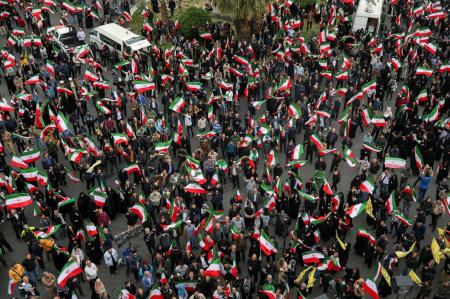 Manifestantes se reúnem com bandeiras nacionais iranianas durante uma demonstração em apoio ao governo e contra os ataques dos EUA e de Israel em frente a uma mesquita em Teerã