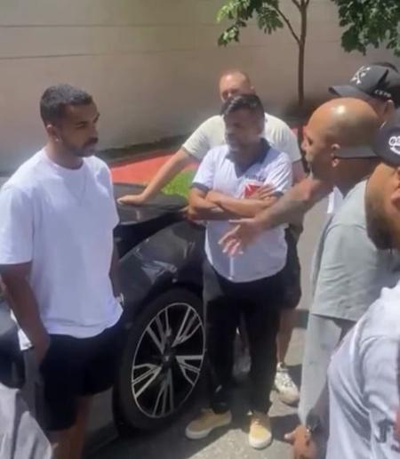 Paulo Henrique, jogador do Vasco, é cobrado por membros de organizada do clube