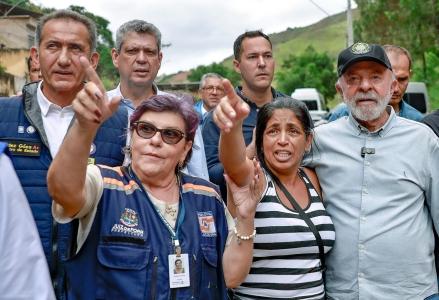 Lula durante visita a famílias que perderam tudo com as chuvas em Juiz de Fora