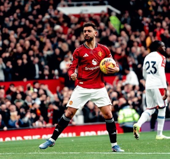Com um a mais, United pressiona e consegue virada sobre o Crystal Palace