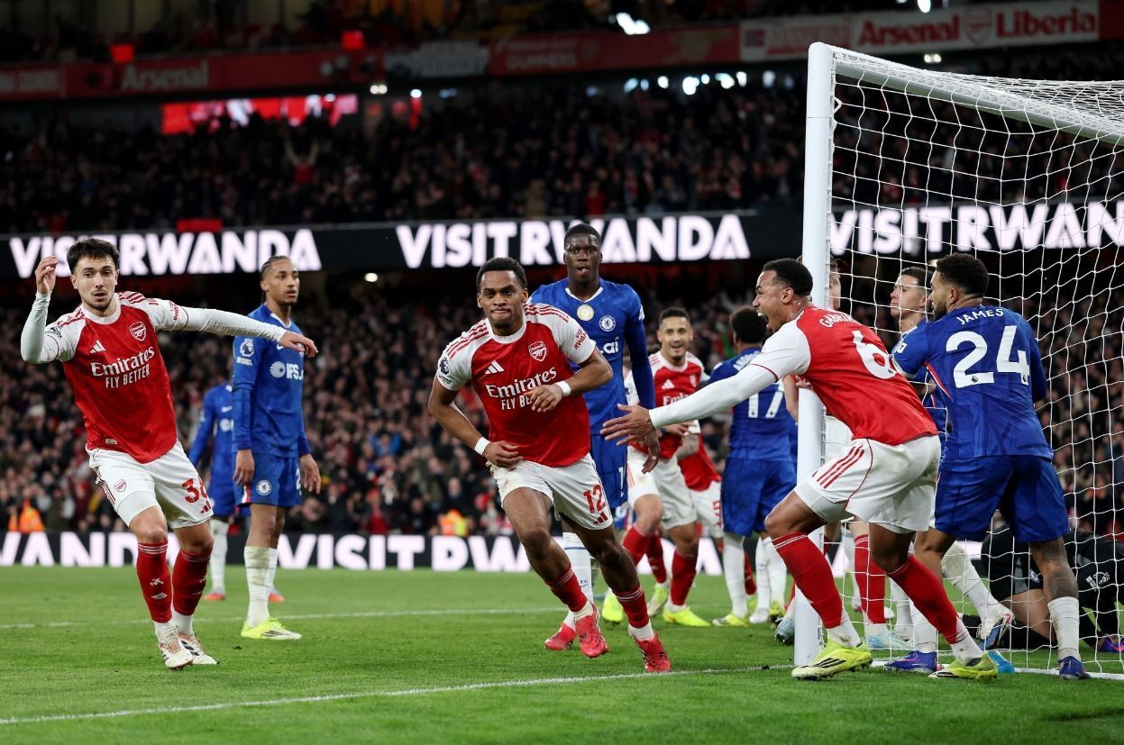 Arsenal bate Chelsea em jogo duro e volta a se isolar no topo da Premier League