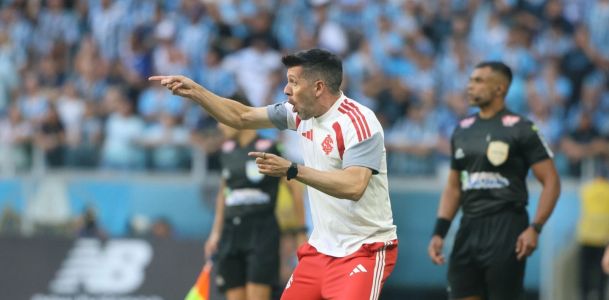 Paulo Pezzolano, técnico do Inter, à beira do campo da Arena do Grêmio, em Porto Alegre
