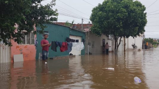 Chuvas na região Norte de Minas Gerais deixam desalojados e geram alerta para rompimento de barragem